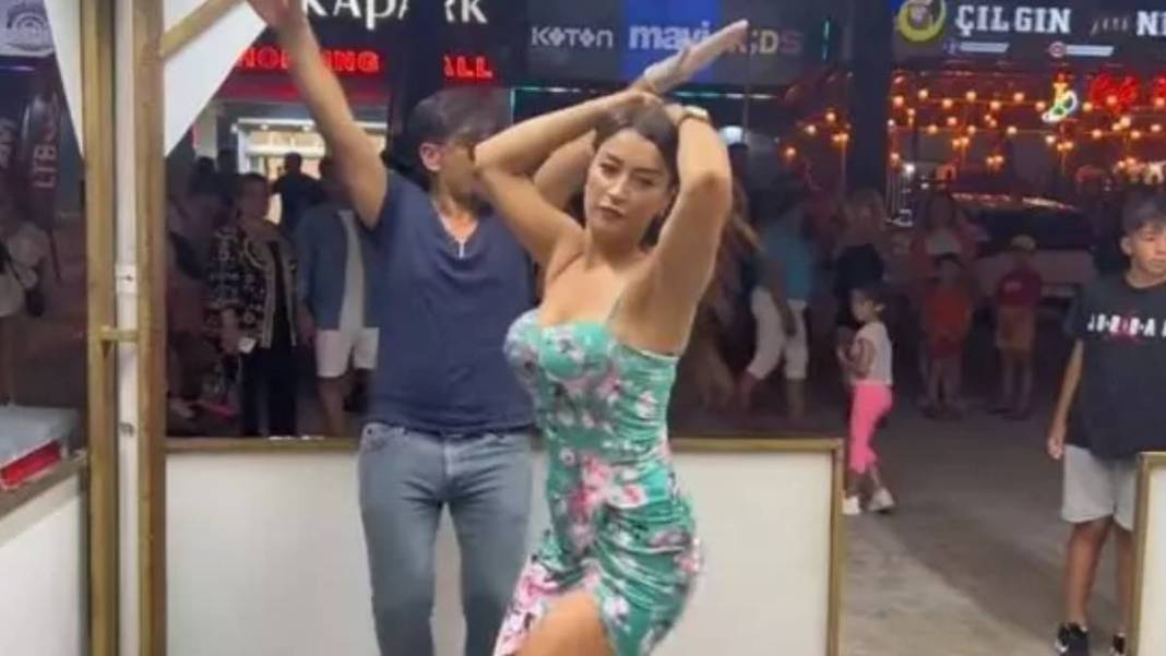 Çılgın Dondurmacı bu defa sınırı fena aştı! Kadın müşterisini kucakladığı gibi... İzleyenler şaştı kaldı, eşin sakın görmesin! 1